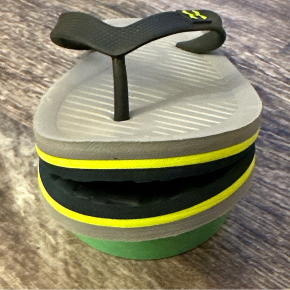 Under Armour Sandals/ Flip Flops Size Youth 1/2 - Picture 8 of 8